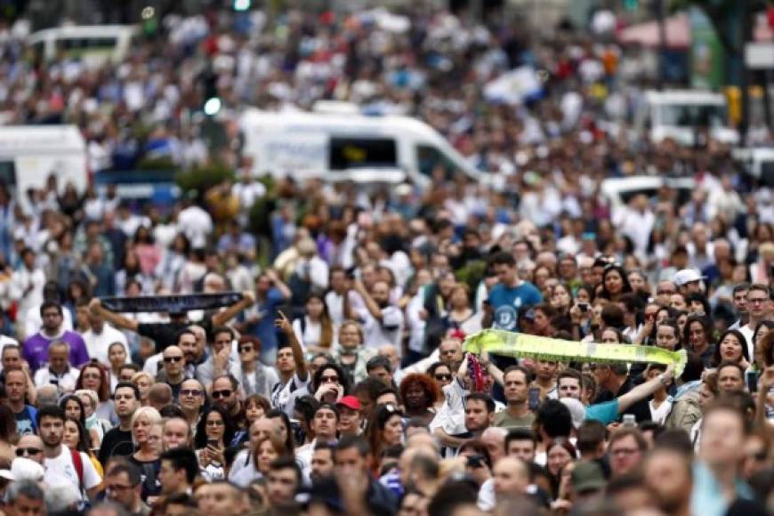 Los aficionados del Real Madrid festejaron con su equipo en las calles de Madrid.