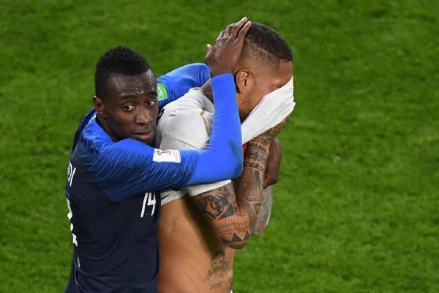 El francés Blaise Matuidi consuela a Paolo Guerrero, desconsolado al final del partido. Foto AFP