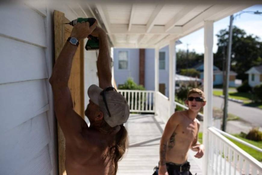 Los residentes de Carolina del Norte y del Sur aceleran los preparativos para hacer frente al devastador huracán Florence, que con vientos de más de 200 kilómetros por hora y lluvias torrenciales amenaza con ser la tormenta más devastadora en la costa este de EEUU en los últimos 60 años.