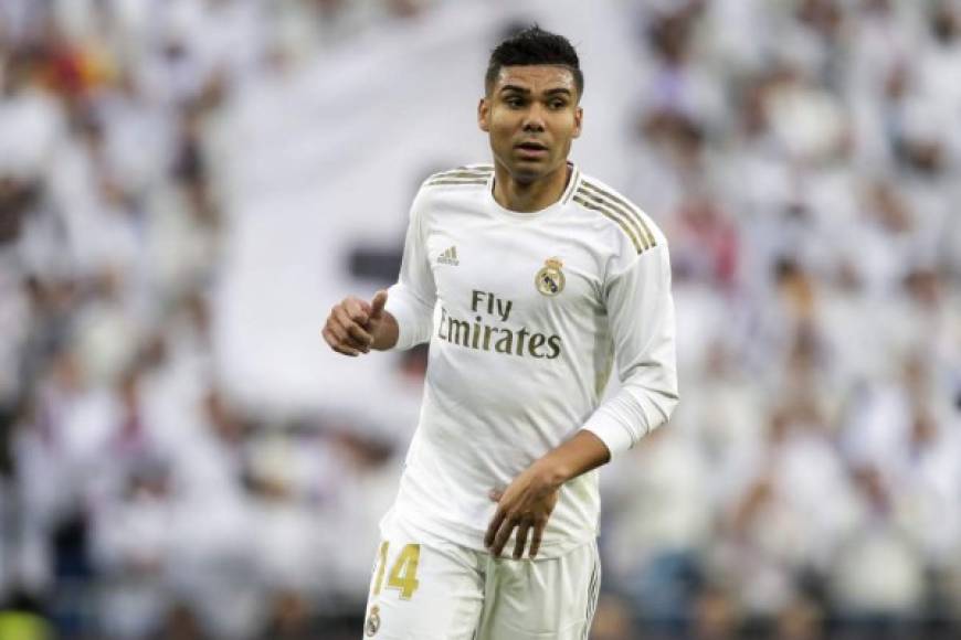 Casemiro deja en el aire su renovación con el Real Madrid. En una entrevista a Esporte Interativo no confirmó su próxima ampliación, que ha de llegar antes del verano de 2023, cuando será libre.<br/><br/>El centrocampista no ha querido mojarse pero ha dejado una frase un tanto extraña: 'Es una pregunta complicada... Creo que no es el momento de hablar de eso. Ahora toca pensar en el City y nada más que en el City. El club atraviesa un momento delicado y cuando sea oportuno mi agente responderá'.