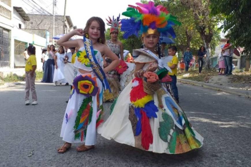 Estas pequeñas modelan sus trajes que rinden honor a los símbolos patrios de Honduras.