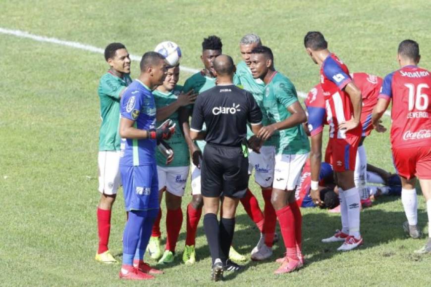 Henry Figueroa, después de ser expulsado, le lanzó el balón al rostro al árbitro Óscar Moncada. Una acción antideportiva que le puede traer consecuencias.