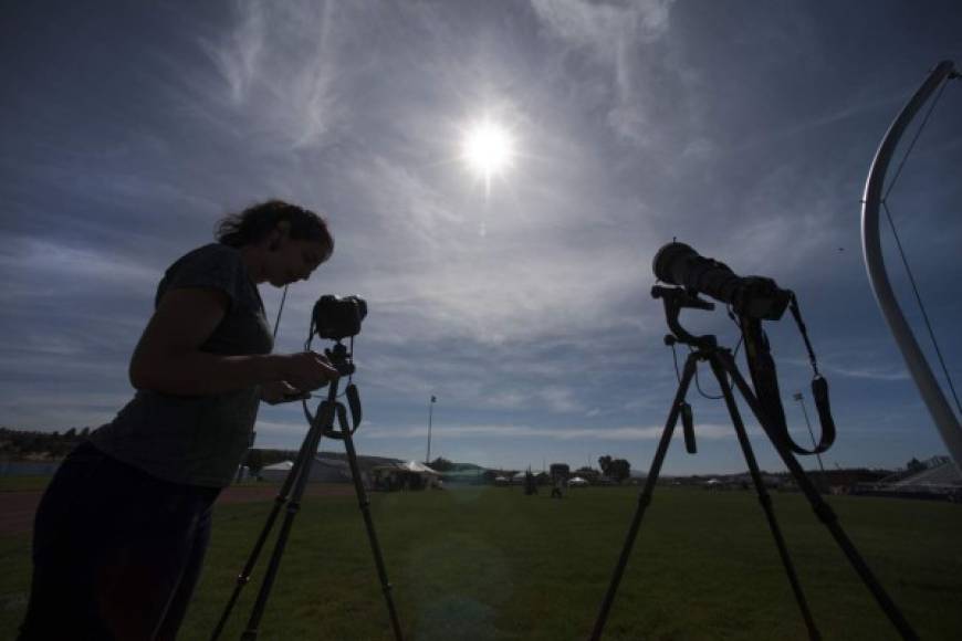 No observe de manera simple o directa el sol, la retina del ojo puede sufrir daños o quemarse, lo cual ocasiona la pérdida de la visión.