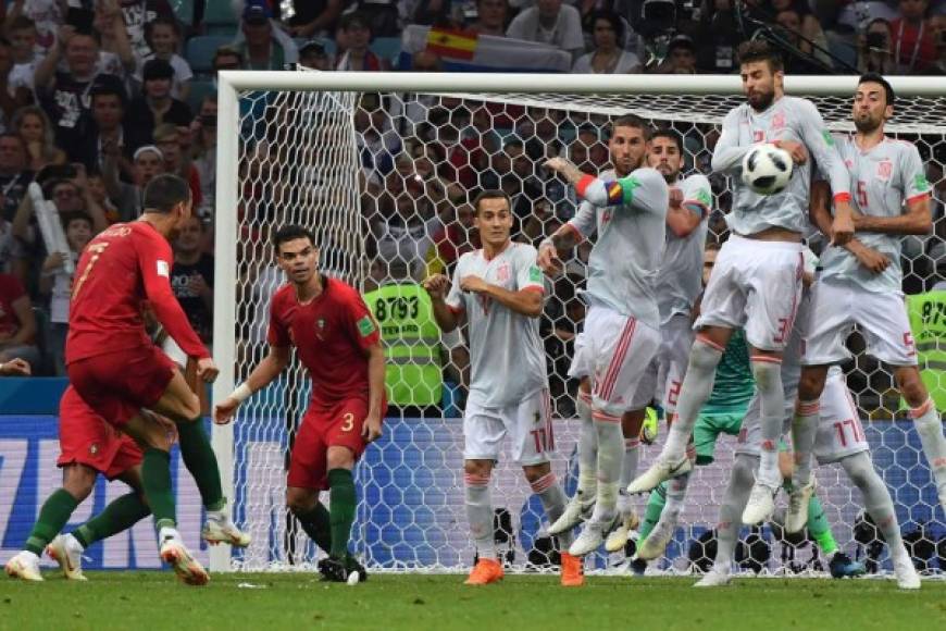 El momento en el que Cristiano Ronaldo realiza su tiro libre para el empate 3-3 de Portugal ante España. Foto AFP