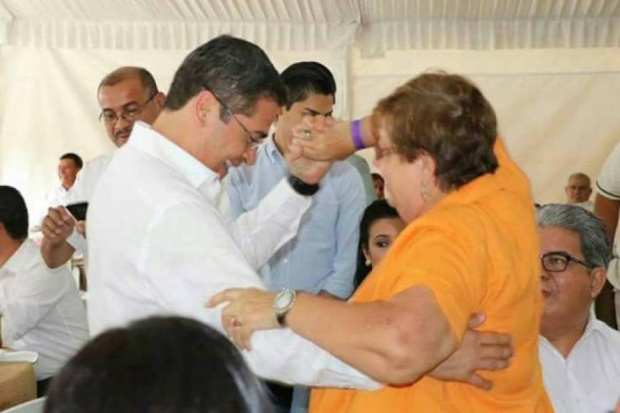 Esta foto muestra al presidente Juan Orlando Hernández bailar con la diputada Doris Guiérrez, una de las principales opositoras dentro del Congreso Nacional.<br/><br/>La foto fue tomada ayer en el marco del Congreso Móvil que tuvo lugar en Gracias, Lempira.