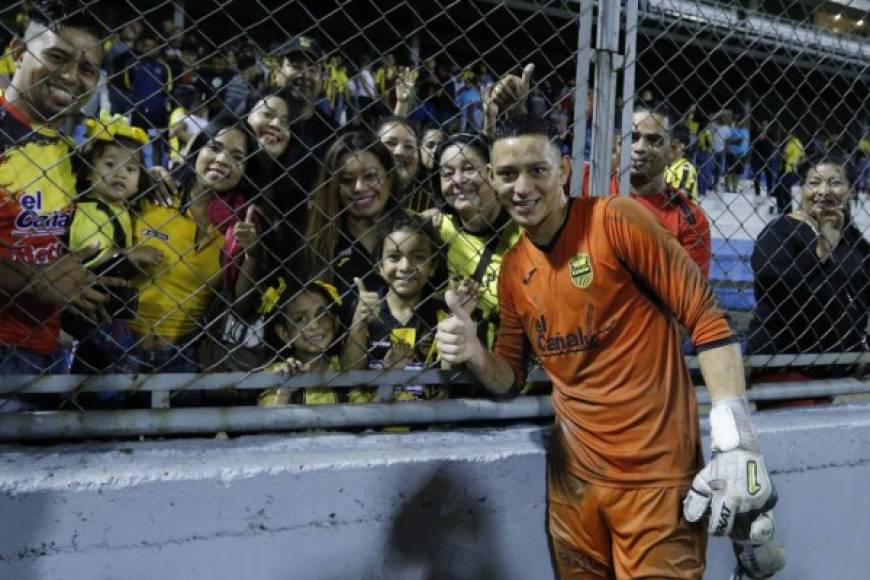 Tras el final del juego, el portero Bryan Ramos recibió el cariño de sus seres queridos en las graderías del estadio Morazán.