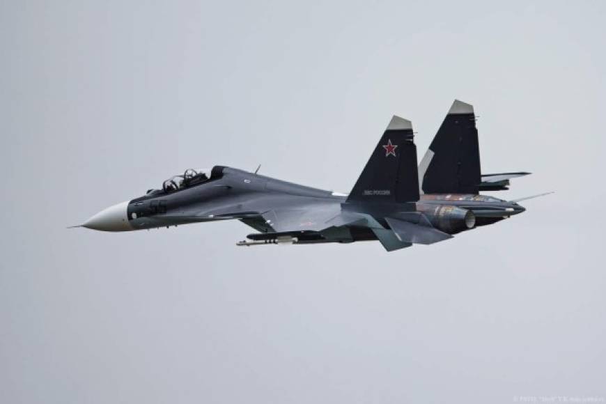 El Sukhoi Su-30, es un caza de superioridad aérea todo tiempo para misiones aire-aire y de interdicción aire-superficie de largo alcance; muy similar al F-15E Strike Eagle estadounidense.