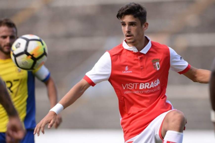 El FC Barcelona, ante las dificultades para cerrar la llegada de Rodrigo del Valencia, ha comenzado a negociar con el Sporting Braga por la llegada de Francisco Trincao según informa Gianluca Di Marzio.