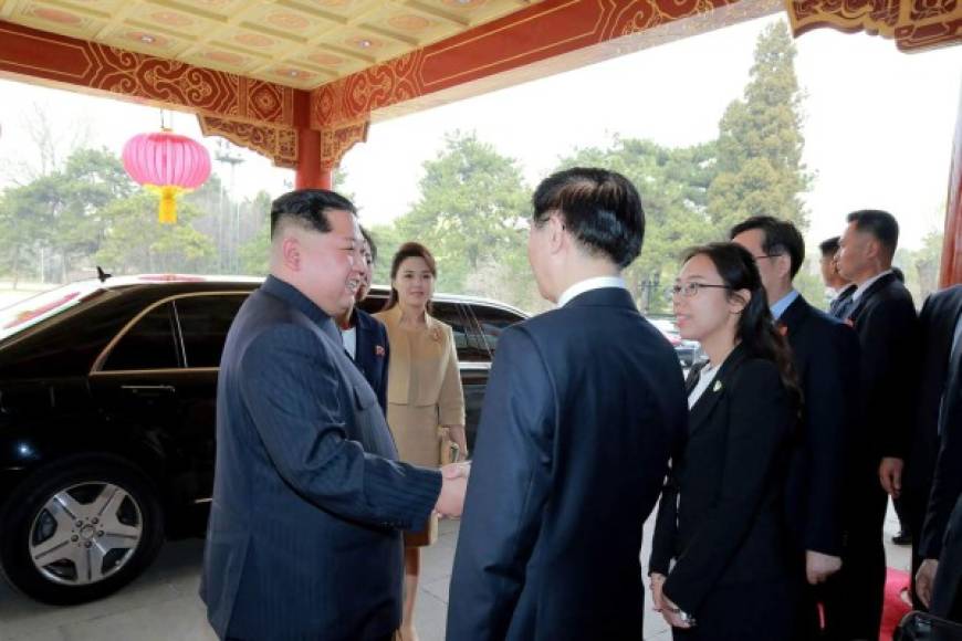 Al pie del vagón lo esperaban con un ramo de flores. Kim se metió directamente en un gran auto negro con una impresionante escolta de motoristas, según las fotos del diario oficial norcoreano Rodong Sinmun.