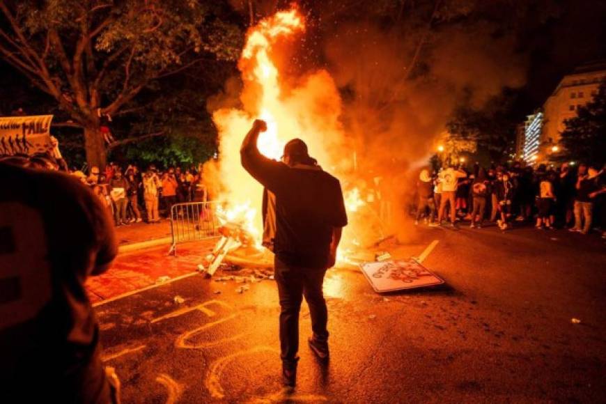 Washington sufrió ayer su noche más violenta con manifestaciones que comenzaron frente a la Casa Blanca, donde los manifestantes prendieron hogueras, que derivaron luego en incendios y enfrentamientos con la policía en zonas aledañas.