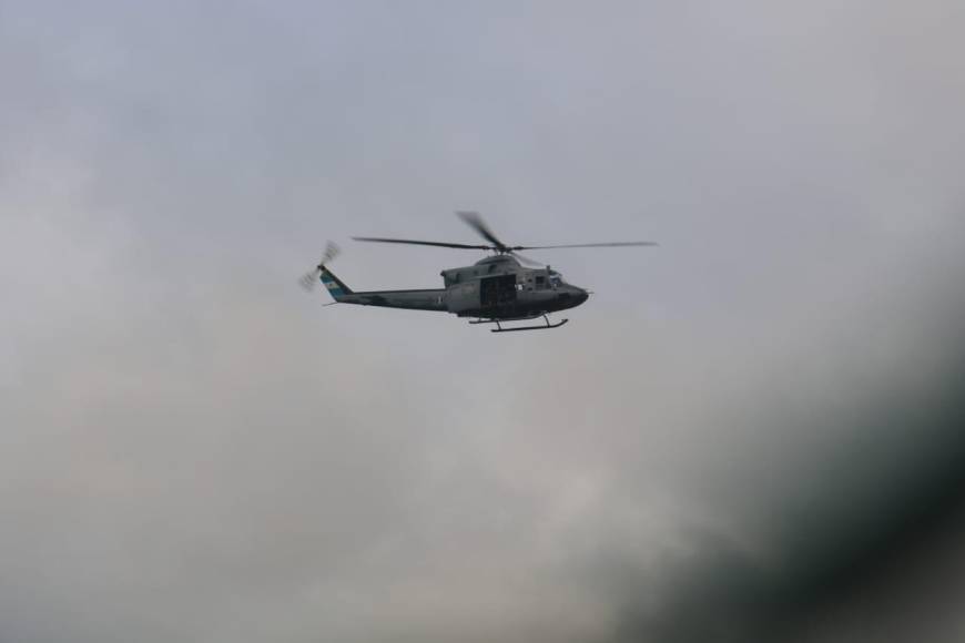 Un helicóptero de las Fuerzas Armadas sobrevuela el espacio aéreo de la cárcel El Pozo, en Ilama, Santa Bárbara. 
