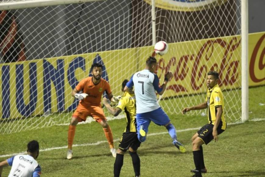 Erick Andino al momento del cabezazo para el gol empate del Motagua.