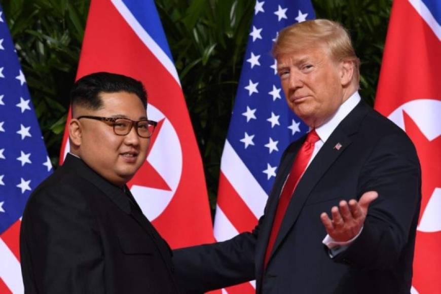 En el plano diplomático, el líder norcoreano Kim Jong-un sorprendió a la Comunidad Internacional al reunirse con el presidente estadounidense Donald Trump en una histórica cumbre en Singapur en la que firmó un acuerdo de desnuclearización de Pyongyang.