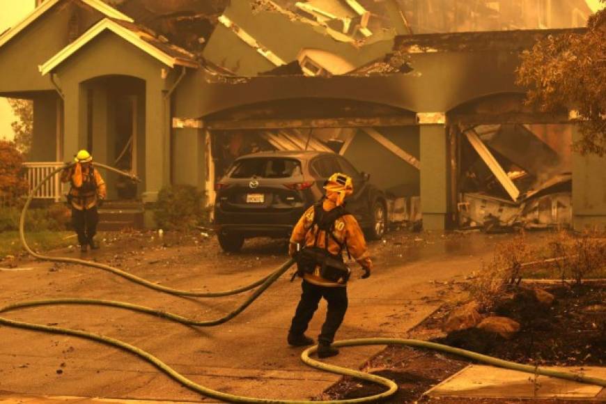 Más de 2.000 bomberos luchaban por controlar las llamas en una región que 'ha sido golpeada una y otra vez', explicó Newsom, que achaca al cambio climático la gravedad de los recientes incendios.