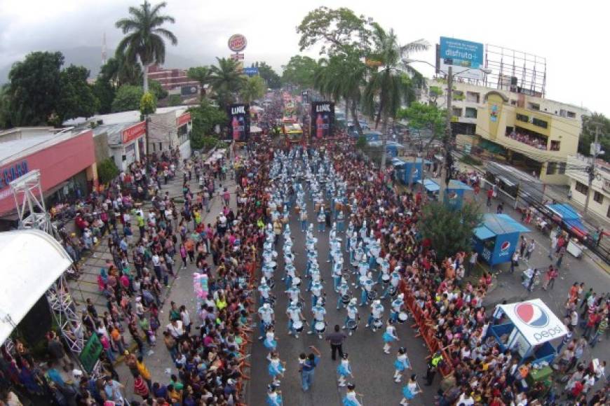 Miles de sampedranos disfrutaron del desfile de carrozas de la Feria Juniana en San Pedro Sula. Foto Franklin Muñoz