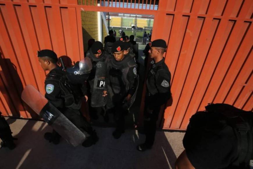 La Policía Nacional que estaba en el estadio también tuvo que irse.