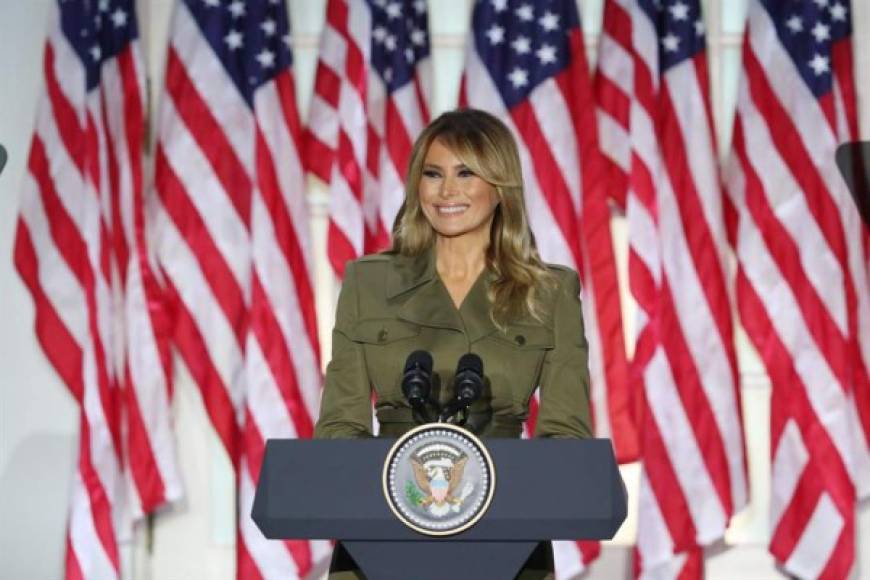 La primera dama de Estados Unidos, Melania Trump, fue la estrella de la segunda noche de la convención republicana con un emotivo discurso en el que pidió humildemente la reelección de su esposo en la presidencia de EEUU.
