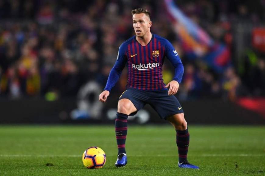 Arthur Melo: El centrocampista brasileño fue otro de los jugadores que el Barcelona le ofreció al PSG, al final se quedó en el club catalán.