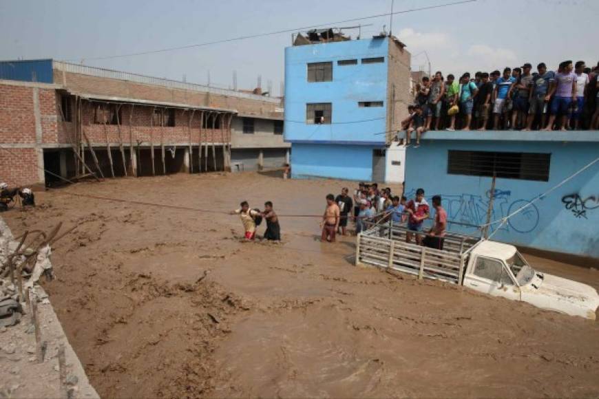 Sin esperar a las nuevas lluvias que se avecinan, el Gobierno peruano, cuyos ministros están repartidos por las distintas zonas de emergencia, se afana por repartir más de 2.000 toneladas de ayuda humanitaria entre los más afectados, mientras las víctimas y los daños siguen aumentando, y ya hay 12.000 casas destruidas.