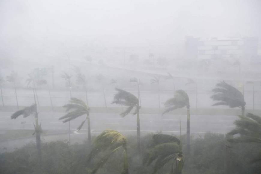 El ojo del huracán, degradado a categoría dos, subía hacia el norte de la costa este de Florida rumbo a Naples con vientos de 195 Km/hora, después de haber dejado tres muertos en los cayos del sur del estado cuando entró con intensidad de 4 sobre 5.