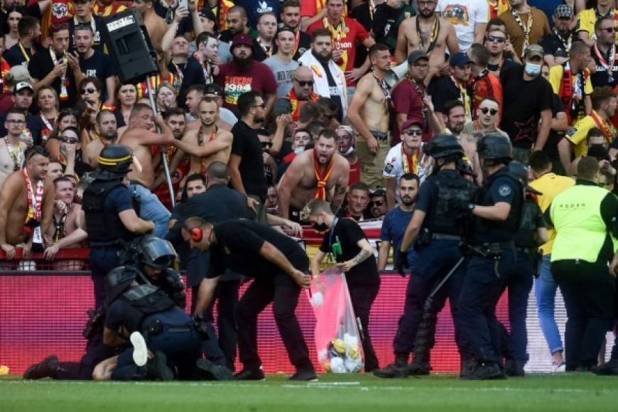 Los ultras del Lens saltaron a la cancha durante el descanso y fue necesaria la interveción de medio centenar de antidisturbios para controlar a la multitud.