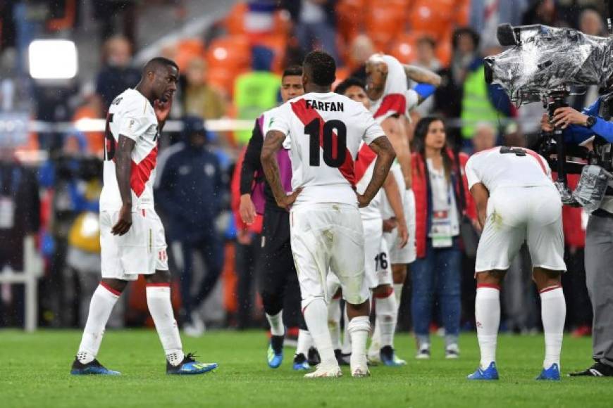 Los jugadores peruanos, cabizbajos por la derrota y eliminación ante Francia. Foto AFP