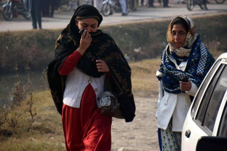 Las madres de dos niños cuyos hijos permanecen retenidos en la escuela se acercan al lugar tras el ataque talibán contra un colegio gestionado por el Ejército en Peshawar (Pakistán) hoy, martes 16 de diciembre de 2014.