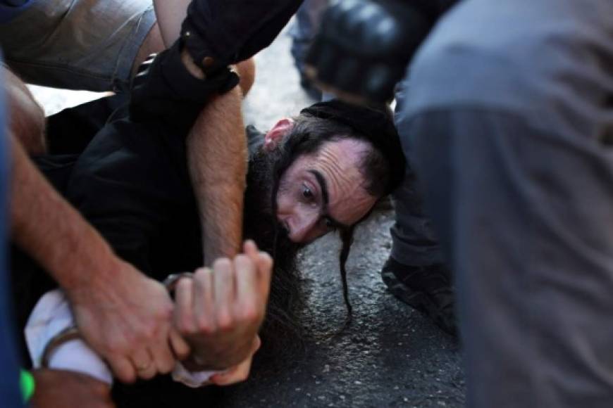 Yishai Shlissel fue sometido a la fuerza y arrestado por la policía.