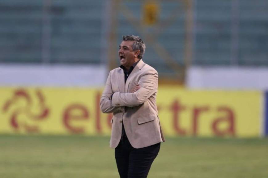 Diego Vázquez: En las últimas horas ha surgido el rumor que el estratega argentino tendría ofertas del fútbol de Guatemala ya que al final de la presente campaña finaliza su contrato con el Motagua.