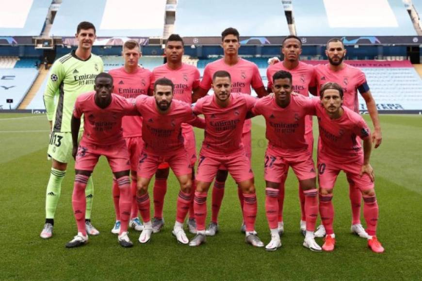 El 11 titular del Real Madrid posando antes del partido y estrenando el nuevo uniforme de visita.