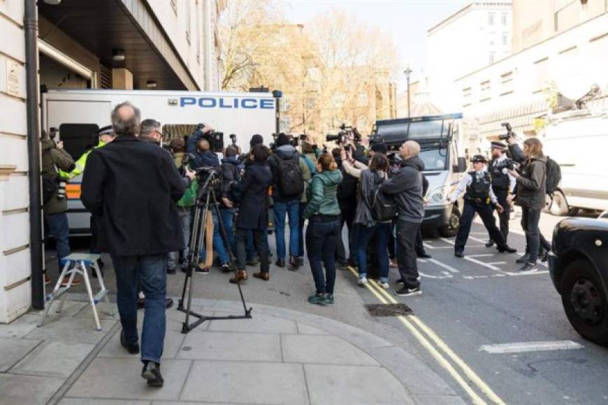 Assange, de 47 años, fue trasladado 'a una comisaría del centro de Londres donde permanecerá hasta que comparezca ante un juez cuanto antes', agregó Scotland Yard en un comunicado.