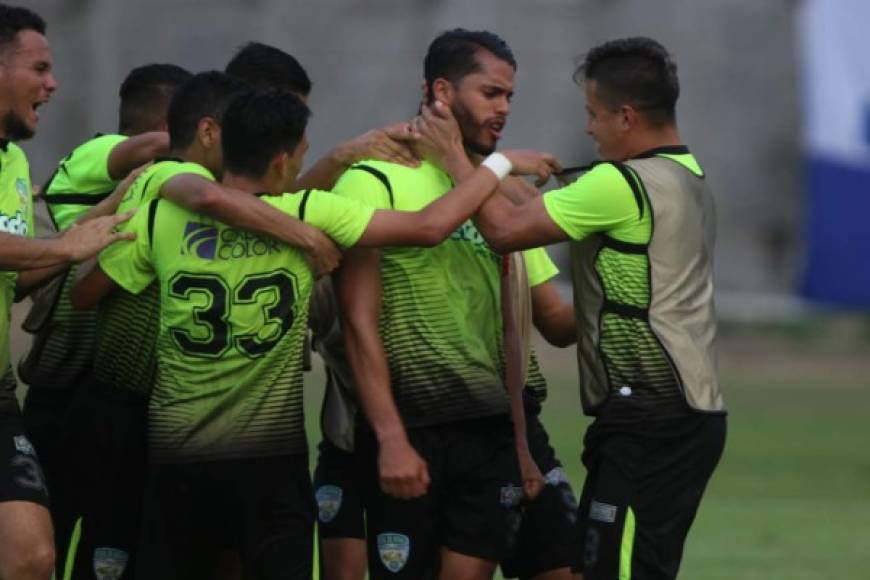 La celebración del gol del capitán del Real de Minas, Nelson Muñoz, tras su gol.