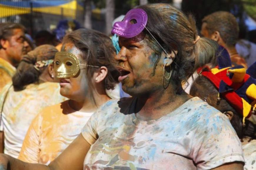 Más de 15 mil hondureños participaron en el Colorun 2014. Algunos lucieron sombreros, lentes, máscaras, pelucas, tutú con diversas formas en el día más colorido del año.