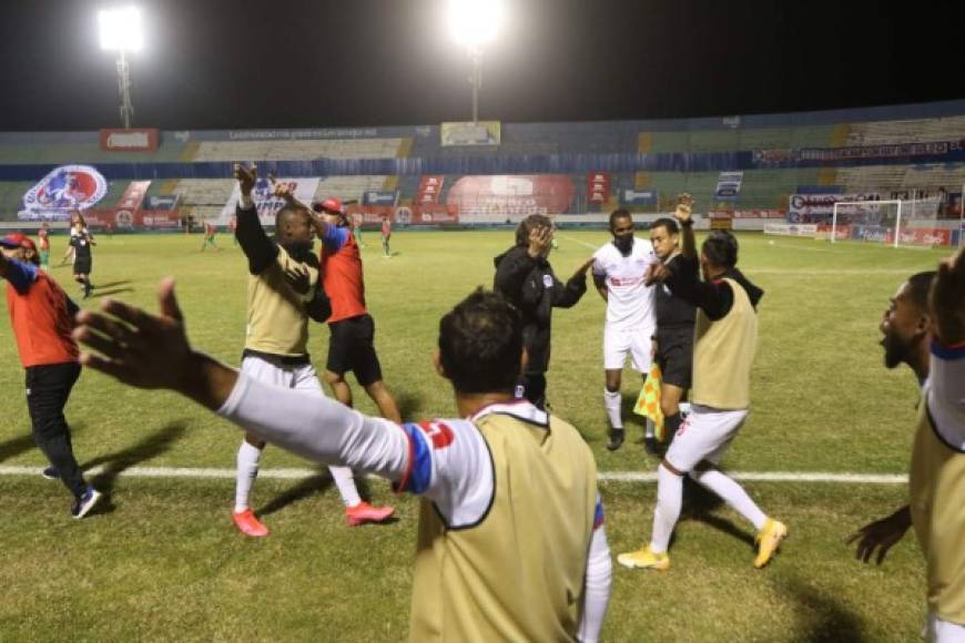 Los jugadores del Olimpia reclamando al línea Christian Ramírez luego de que le dijera al árbitro Said Martínez que anulara el gol de Jonathan Paz por un fuera de juego.