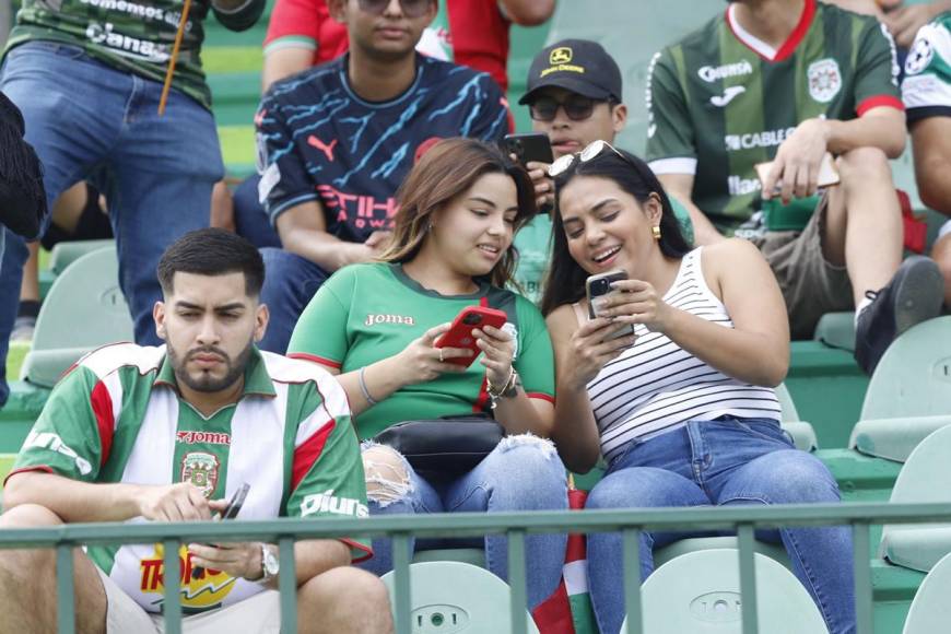¿Y cómo quedó la selfie? Las aficionadas se entretuvieron con el celular antes del partido.