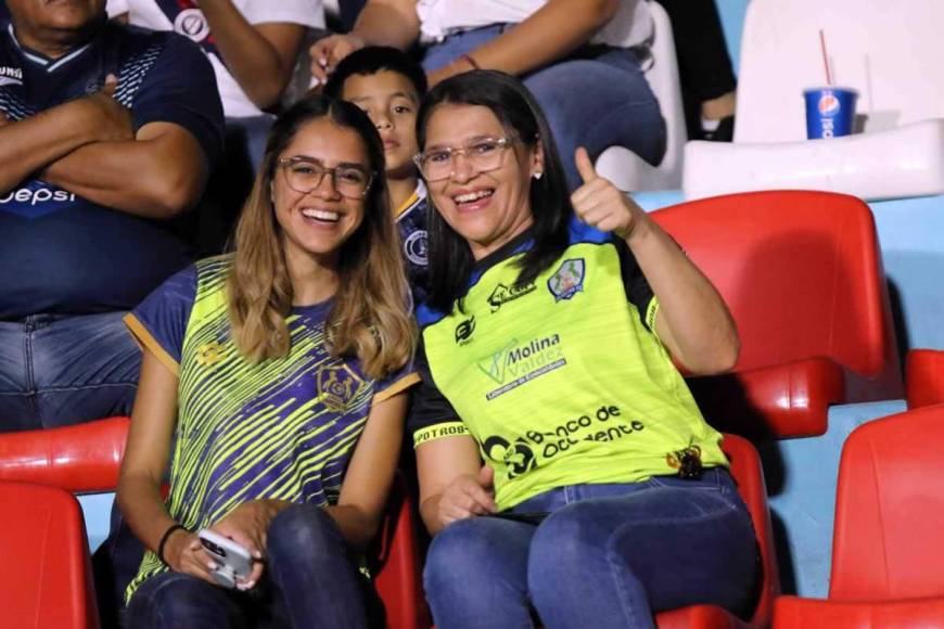 La sonrisa de estas aficionadas del Olancho FC en el estadio Nacional Chelato Uclés.