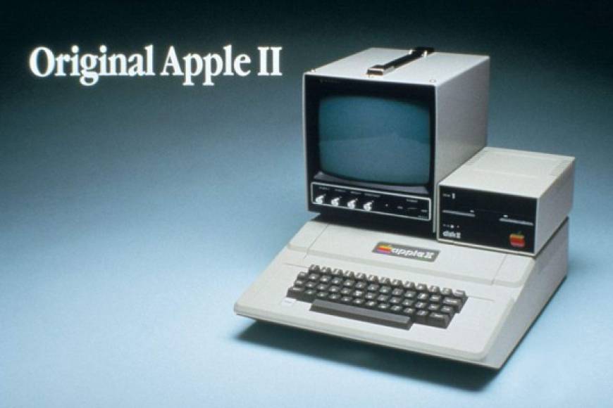 La Apple II fue una versión mejorada sobre el computador original y la primera en ser comercializada para el mercado de masas. Fue también la primera computadora en correr un programa de hoja de cálculo, llamado VisiCalc.