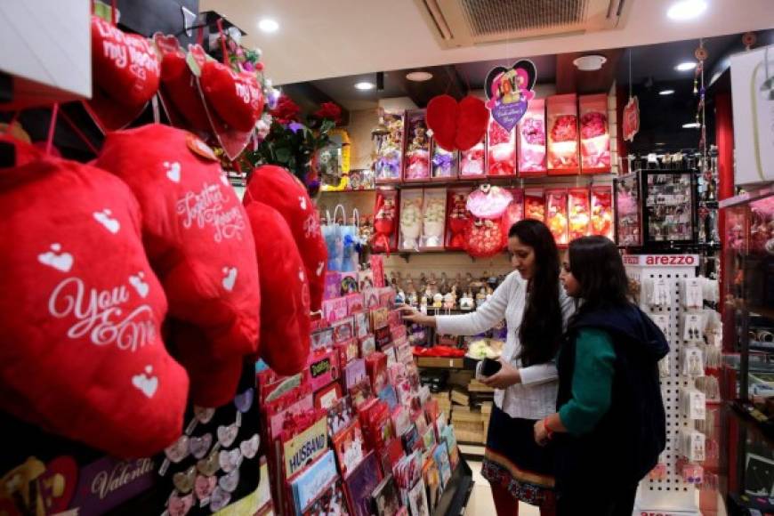 Los jóvenes optan por los obsequios tradicionales como las flores, peluches y chocolates para obsequiar a su pareja en esta fecha.