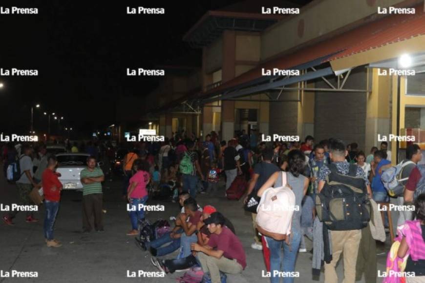 Más de 500 hondureños empezaron la noche de este martes a reunirse en la central metropolitana de transporte de San Pedro Sula con la idea de cruzar Guatemala y México para poder llegar a Estados Unidos en busca del 'sueño americano'.