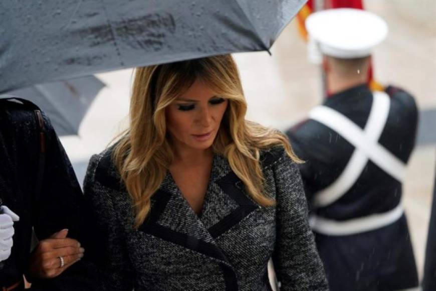 Melania mantuvo la distancia de Trump durante la ceremonia que ocurre una semana después de que una de sus exasesoras afirmara a medios estadounidenses que la ex modelo de 50 años de edad 'cuenta los minutos' para divorciarse del presidente tras su derrota electoral.