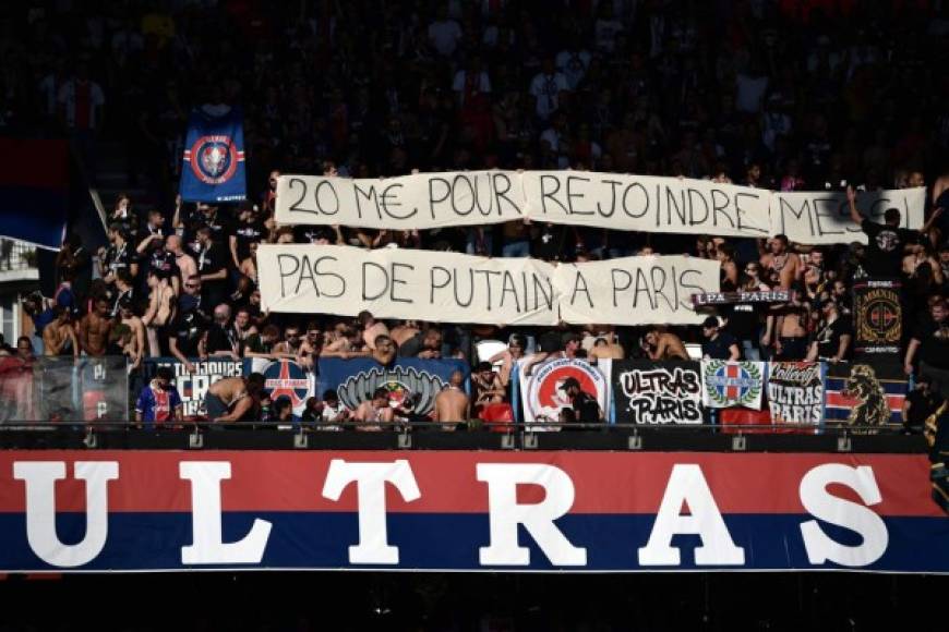 Los aficionados del PSG desplegaron muchas pancartas con graves insultos para Neymar.