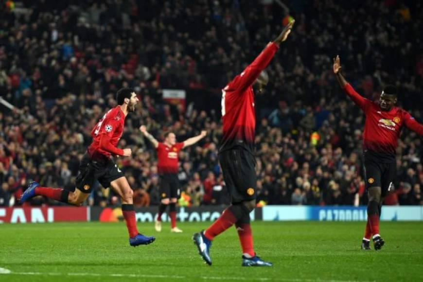 Marouane Fellaini corre a celebrar su gol en el minuto 91 que le dio la victoria al Manchester United contra el Young Boys.
