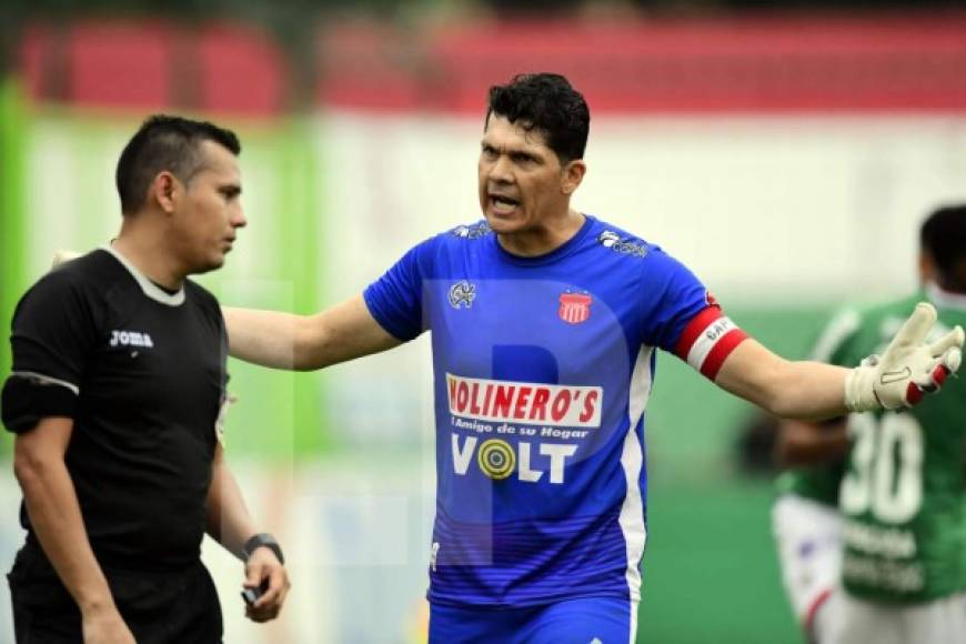 El portero Ricardo Canales le reclama fuertemente al árbitro Marlon Díaz luego de que pitara penal a favor del Marathón.