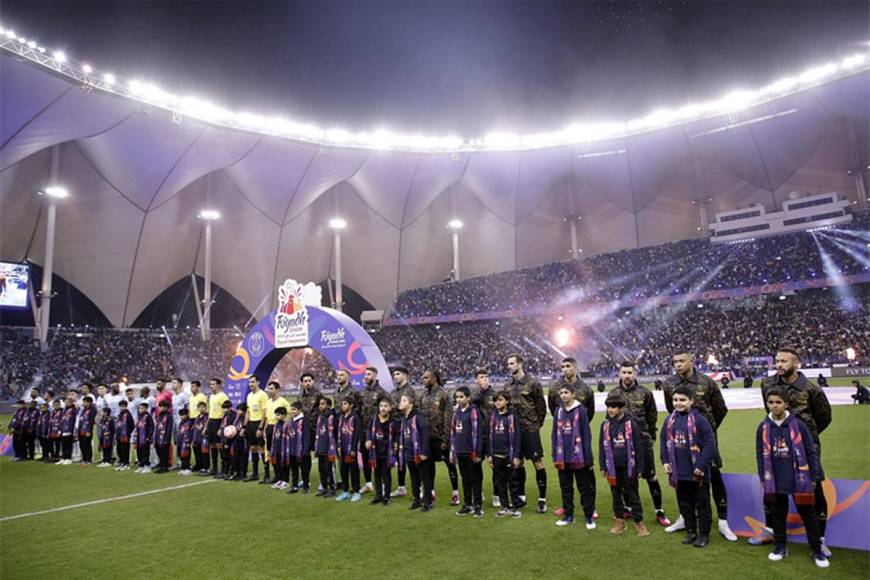 Los equipos titulares en el King Fahd International Stadium antes del inicio del partido.