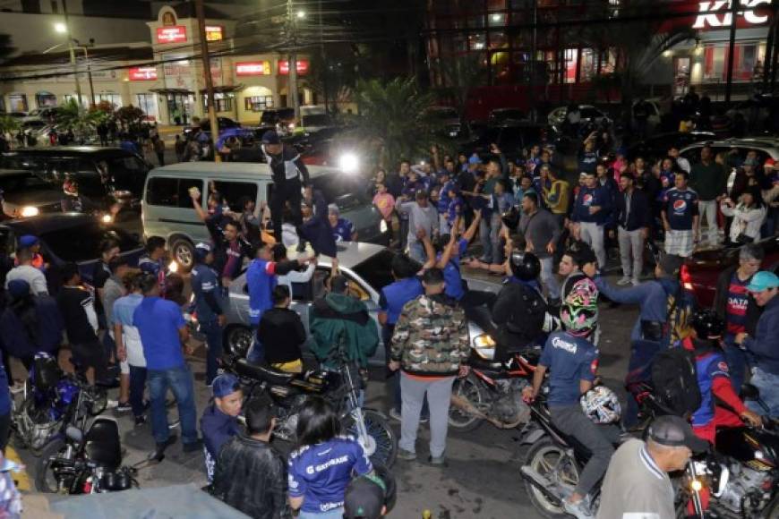 Los aficionados del Motagua se lanzaron las calles de Tegucigalpa para teñir de azul la capital de Honduras celebrando el título que le ganaron al Olimpia.