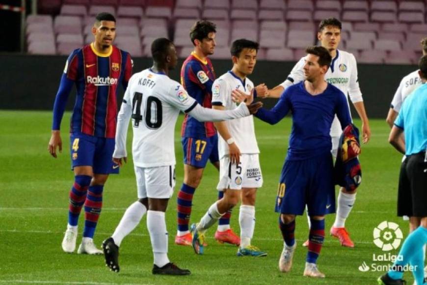 Messi saludó a los jugadores del Getafe tras el final del partido.