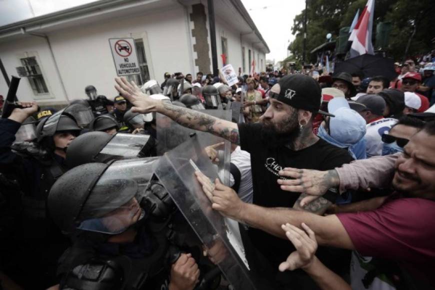 El presidente de Costa Rica, Carlos Alvarado, anunció en sus redes sociales que investigará las acciones de la policía, pues la UCR goza de autonomía y la policía tiene limitado su acceso al lugar.