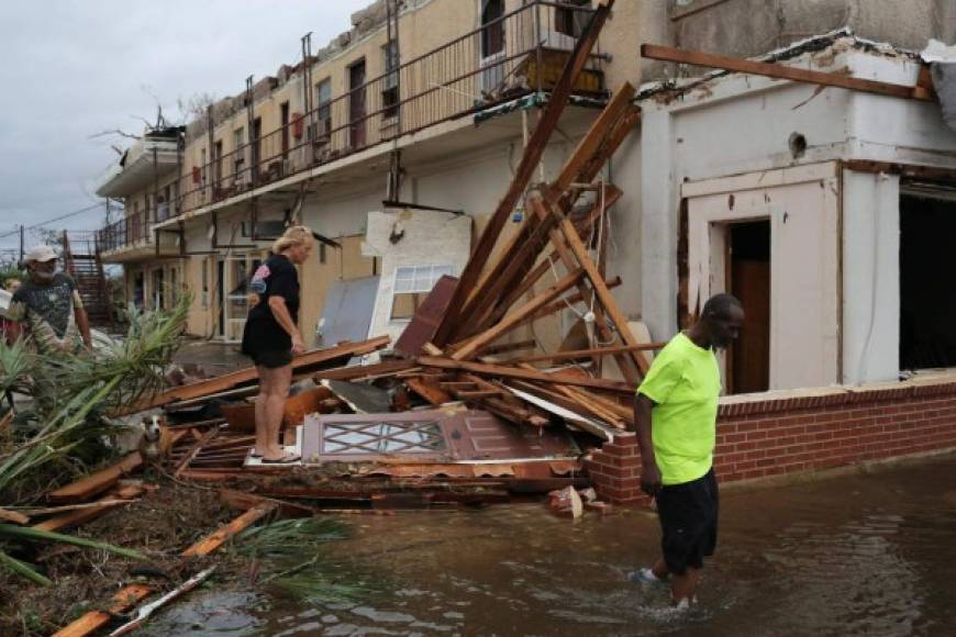 DAX26. PANAMA CITY (FL, EE.UU.), 10/10/2018. Vista de un edificio colapsado hoy, miércoles 10 de octubre de 2018, tras la llegada del huracán Michael, en Panama City, Florida (EE. UU.). Según informes de medios, el huracán Michael tocó tierra en el territorio de la Florida como una tormenta de categoría 4, con vientos máximos sostenidos de hasta 155 mph (200 kph). Una persona murió en la tormenta, al pareder por la caída de un árbol. EFE/Dan Anderson