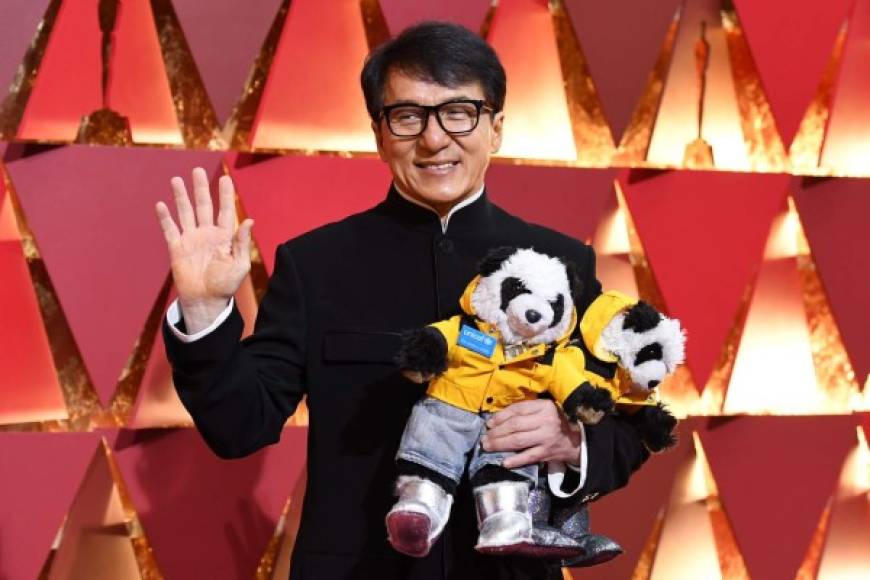 El talentoso actor Jackie Chan llegó a la ceremonia en compañía de unos osos pandas de peluche.
