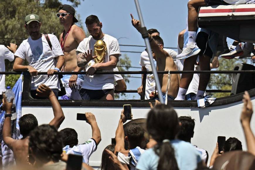 Messi saludando a los aficionados argentinos en la caravana.